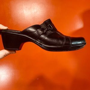 07 - Clarks Black Leather Mules Sz 7.5